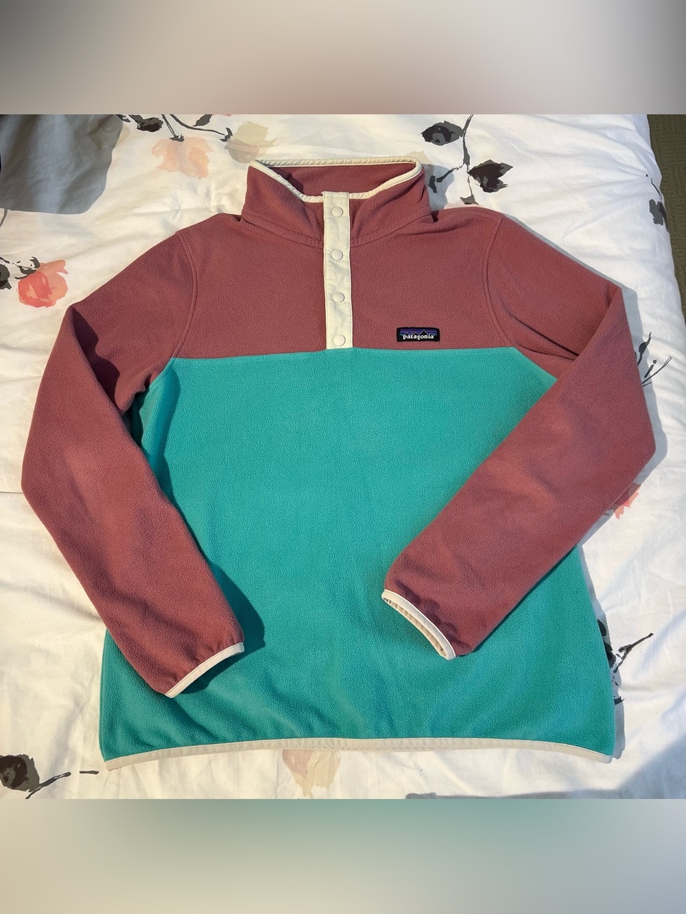 Patagonia Womenโs Two-Tone Snap-T Fleece Pullover Sweater